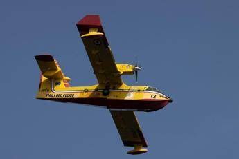 Incendio in Sardegna, case evacuate e Canadair in azione a La Maddalena Incendio in Sardegna, case evacuate e Canadair in azione a La Maddalena