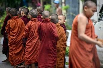 Bombardato monastero in Myanmar, 22 morti: bambini tra le vittime Bombardato monastero in Myanmar, 22 morti: bambini tra le vittime