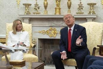 Dazi Usa all'Ue, la risposta di Palazzo Chigi: "Negoziare, scontro commerciale non ha senso" Dazi Usa all'Ue, la risposta di Palazzo Chigi: "Negoziare, scontro commerciale non ha senso"