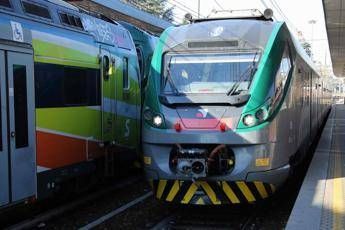 Milano, rapina su un treno: accoltellato turista americano, è caccia ai banditi Milano, rapina su un treno: accoltellato turista americano, è caccia ai banditi
