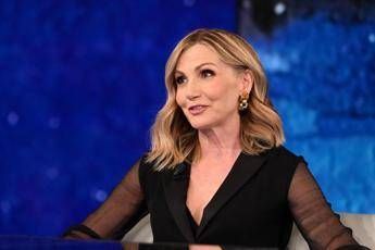 Lorella Cuccarini, i 60 anni dell'icona pop che ancora fa ballare l'Italia Lorella Cuccarini, i 60 anni dell'icona pop che ancora fa ballare l'Italia