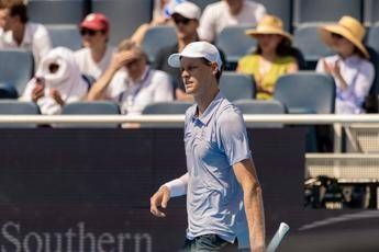 Sinner, che noia a Cincinnati: "Non c'è molto da fare". E va a giocare a golf Sinner, che noia a Cincinnati: "Non c'è molto da fare". E va a giocare a golf