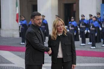 Zelensky da Meloni a Palazzo Chigi: "Sempre pronto a elezioni, mi fido di lei"