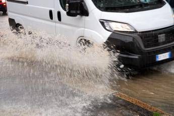 Maltempo a Roma, bomba d'acqua con pioggia e grandine Maltempo a Roma, bomba d'acqua con pioggia e grandine