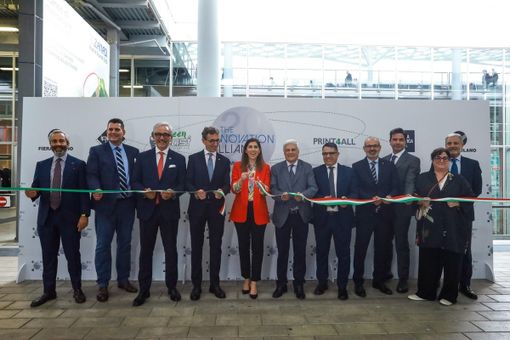 Il momento del taglio del nastro Il momento del taglio del nastro