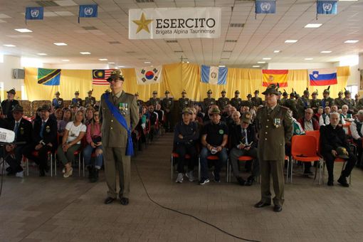 alpini che celebrano una ricorrenza alpini che celebrano una ricorrenza
