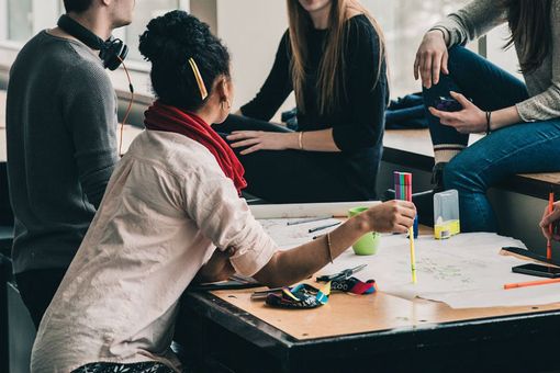giovani seduti a un tavolo - foto di archivio giovani seduti a un tavolo - foto di archivio