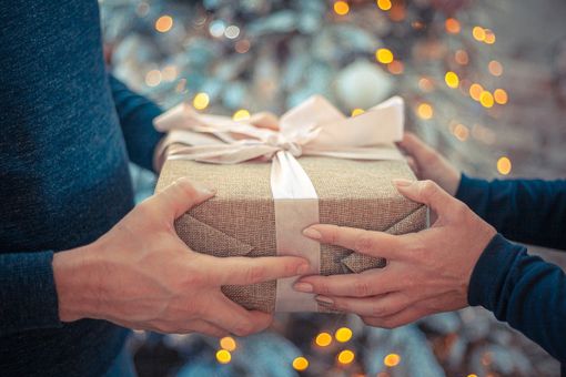 Natale 2021: 3 idee regalo solidali perfette per le maestre