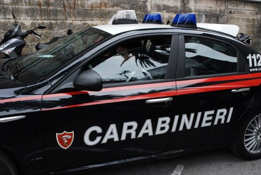L'uomo è stato salvato da due carabinieri