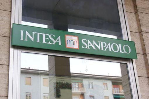 Grugliasco, cliente di una filiale Intesa Sanpaolo ferito da un mattone che ha sfondato il controsoffitto