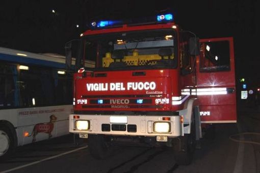 Maltempo, un fulmine colpisce una casa a Venaria e si scatena un incendio (VIDEO) Maltempo, un fulmine colpisce una casa a Venaria e si scatena un incendio (VIDEO)