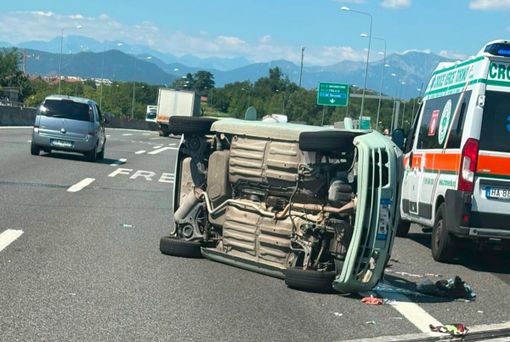 Auto ribaltata in tangenziale: due feriti, forti ripercussioni sul traffico Auto ribaltata in tangenziale: due feriti, forti ripercussioni sul traffico