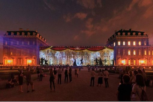 Migliaia di candele, spettacoli e aperitivi al tramonto: tornano le Sere d’Estate alla Reggia di Venaria