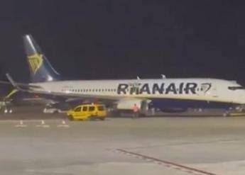 Spagna, incendio su volo Ryanair a Maiorca: 18 feriti lievi - Video Spagna, incendio su volo Ryanair a Maiorca: 18 feriti lievi - Video