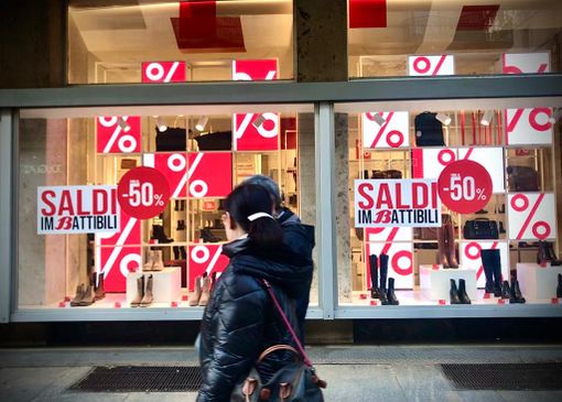 Saldi invernali con vetrine addobbate