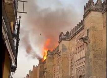 Spagna, domato incendio ex moschea Cordova: "Monumento è salvo" Spagna, domato incendio ex moschea Cordova: "Monumento è salvo"