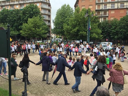 Alpignano, flash mob di maestre diplomate a rischio licenziamento Alpignano, flash mob di maestre diplomate a rischio licenziamento
