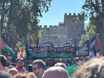 Roma, al corteo per Gaza striscione '7 ottobre giornata Resistenza palestinese'