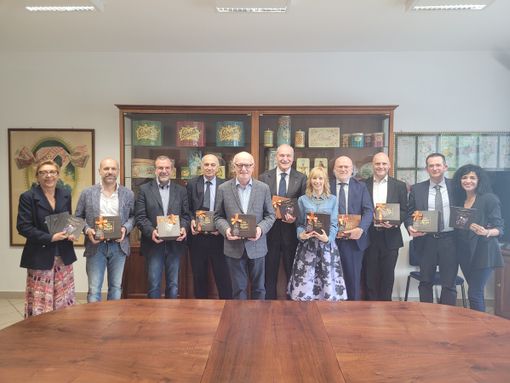 Choco Charity: diecimila euro donati al reparto di oncoematologia pediatrica di Savigliano dall’unione di Fondazione e Banca CRS con Baratti & Milano e le Ascom di Bra, Fossano e Savigliano Choco Charity: diecimila euro donati al reparto di oncoematologia pediatrica di Savigliano dall’unione di Fondazione e Banca CRS con Baratti & Milano e le Ascom di Bra, Fossano e Savigliano