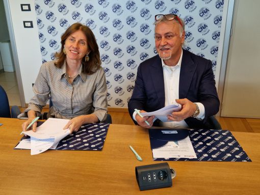 Due persone insieme sorridenti Due persone insieme sorridenti