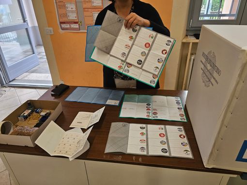 urne e schede elettorali urne e schede elettorali