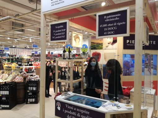 Persone in un supermercato