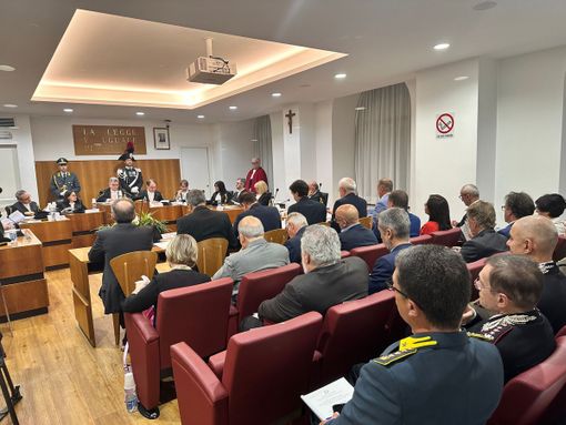 Riunione di persone sedute in platea Riunione di persone sedute in platea