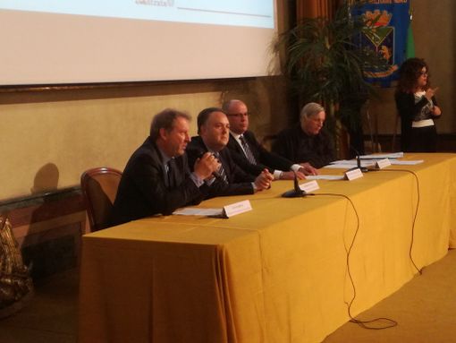 Don Ciotti premia i ragazzi che studiano la legalità: "Evadere è un furto, che impoverisce tutti" Don Ciotti premia i ragazzi che studiano la legalità: "Evadere è un furto, che impoverisce tutti"