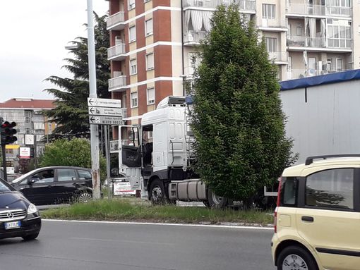 Rivoli, incidente in corso Francia tra una Panda e un tir con targa tedesca [FOTO]