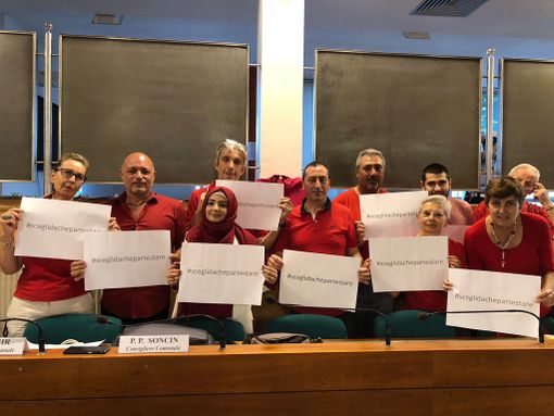 Grugliasco, magliette rosse in sala consiliare per non dimenticare la tragedia quotidiana dei migranti