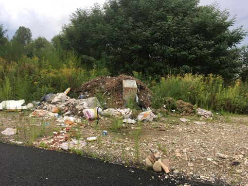 Collegno, rifiuti abbandonati nei parcheggi: "Tolleranza zero" Collegno, rifiuti abbandonati nei parcheggi: "Tolleranza zero"