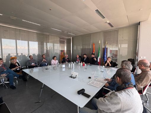 persone insieme attorno a un tavolo