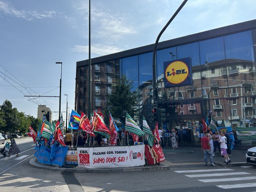 Otto ore di sciopero davanti al Lidl: “Chiediamo aumenti, non buoni spesa” Otto ore di sciopero davanti al Lidl: “Chiediamo aumenti, non buoni spesa”