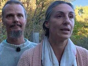 Famiglia nel bosco, mamma allontanata da casa famiglia: "Uno dei bimbi rifiuta di mangiare"
