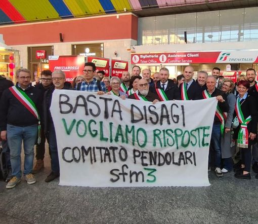 Protesta dei sindaci del territorio per i servizi del trasporto ferroviario locale Protesta dei sindaci del territorio per i servizi del trasporto ferroviario locale