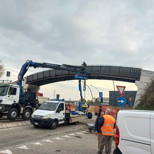 Grugliasco, conclusi i lavori di sostituzione della passerella pedonale di via De André nel Borgo Nuovo