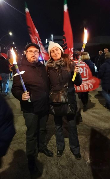 fiaccolata con persone in posa fiaccolata con persone in posa