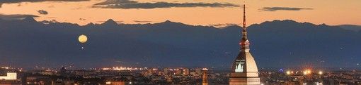 Grande attesa anche a Torino per l'eclissi solare (nonostante il caldo)