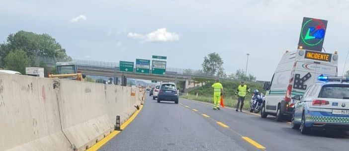Doppio incidente in tangenziale, coinvolte anche due moto. Lunghe code verso Collegno e all'Interporto Doppio incidente in tangenziale, coinvolte anche due moto. Lunghe code verso Collegno e all'Interporto