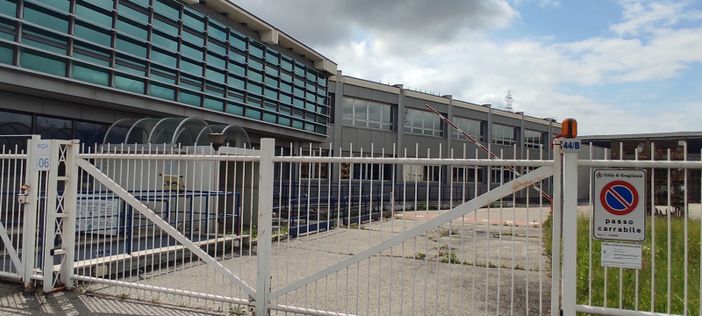 Grugliasco, la fine di un'epoca: smontate le insegne Maserati dalla fabbrica ex Bertone Grugliasco, la fine di un'epoca: smontate le insegne Maserati dalla fabbrica ex Bertone