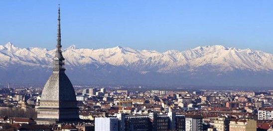 panorama di Torino con montagne innevate e Mole