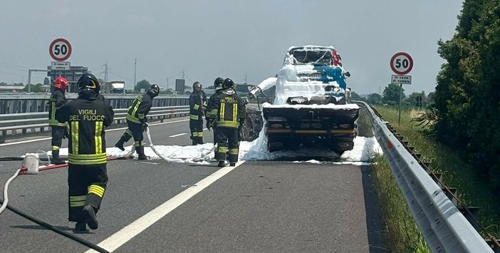 Carro attrezzi prende fuoco sul raccordo Torino-Pinerolo: l'intervento dei pompieri Carro attrezzi prende fuoco sul raccordo Torino-Pinerolo: l'intervento dei pompieri