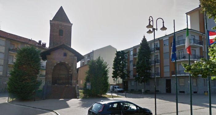 Alpignano, monumento ai Caduti illuminato per la prevenzione dei tumori femminili