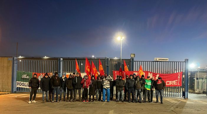 operai con bandiere davanti ai cancelli dell'azienda operai con bandiere davanti ai cancelli dell'azienda