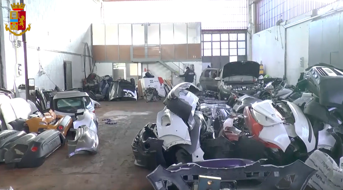 Nella carrozzeria alle porte di Torino venivano smontate le auto rubate: cinque persone arrestate