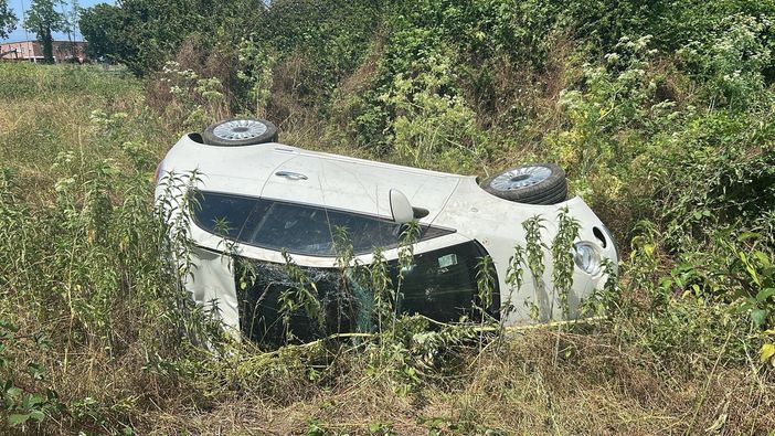 Auto si ribalta e poi finisce nei prati: paura sulla tangenziale nord