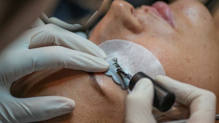 Prodotti per la laminazione delle ciglia: come scegliere formule efficaci e sicure