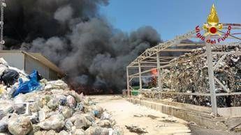 Incendio ad Augusta, fiamme in stabilimento rifiuti: alta colonna di fumo nero Incendio ad Augusta, fiamme in stabilimento rifiuti: alta colonna di fumo nero