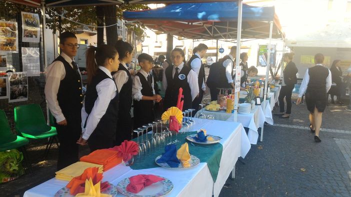 Rivoli e Pianezza portano in strada i mestieri per traghettare i giovani nel mondo del lavoro Rivoli e Pianezza portano in strada i mestieri per traghettare i giovani nel mondo del lavoro