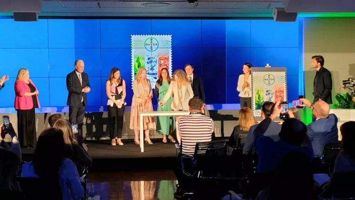 Eccellenze produttive, un francobollo celebra 125 anni Bayer in Italia Eccellenze produttive, un francobollo celebra 125 anni Bayer in Italia